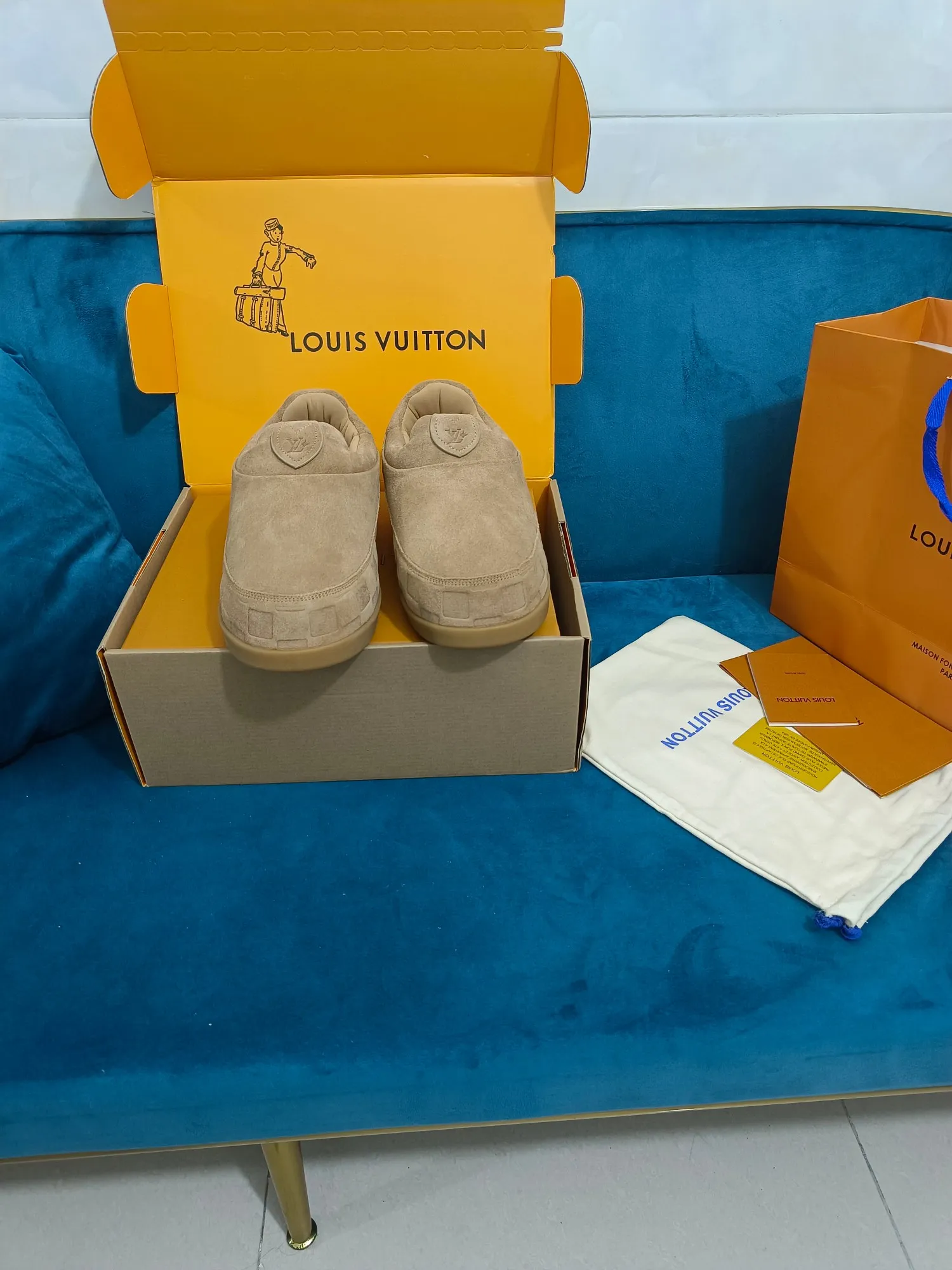 👟👟Ex-factory price 640👟👟 LV YETI slip-on shoes, based on suede cow leather, partially embossed with Nigo's reinterpretation of LV Damier pattern, cleverly echoing the Chinese tradition of taking off shoes when entering the house, and the "small feet" aesthetic is integrated into Chinese street genes. The palm-printed rubber outsole hides the LV letters and Monogram flowers. The exquisite craftsmanship made in Italy shows the brand's heritage in a comfortable slip-on style. The reservation mode adds a unique style, it is traditional and trendy, and it is suitable for couples aged 35-45.